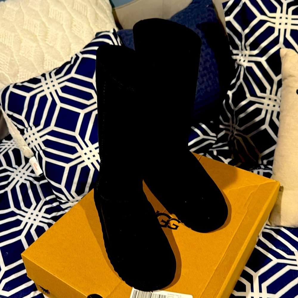 UGG Classic tall boots Size 8. Black-New in box